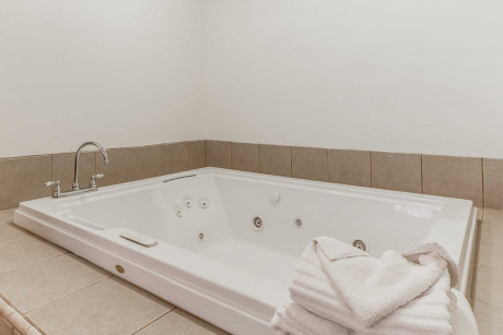 COMFORT INN SANTA CRUZ GALLERY - Bathtub